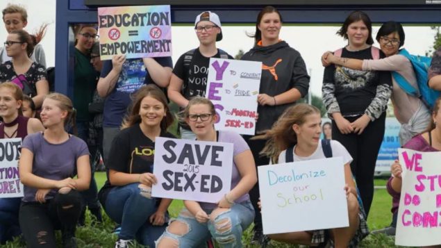 شارك آلاف التلاميذ في اونتاريو في مسيرات احتجاج ضدّ قرار الحكومة إلغاء برنامج التربية الجنسيّة الجديد/Colin Butler/ CBC News/ هيئة الاذاعة الكنديّة