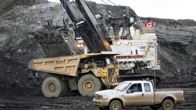 تقدر الرابطة الكندية لمنتجي البترول أن الفرق في الأسعار بين النفط الكندي والنفط الأمريكي قد يكلف الاقتصاد الكندي ما يصل إلى 100 مليار دولار في السنة - Canadian Press