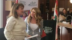 ستقدّم ميشيل دورسي (إلى اليسار) مفوّضة حقوق الأطفال تقاريرها مباشرة إلى مجلس الحكومة، على عكس نظرائها في المقاطعات الأخرى الذين يتمتعون باستقلالية عن حكوماتهم - Radio-Canada François Pierre Dufault