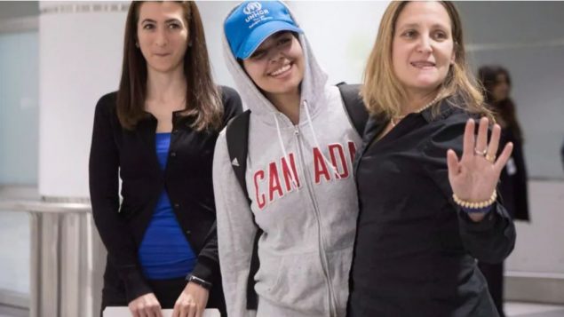 وزيرة الخارجيّة الكنديّة كريستيا فريلاند كانت في استقبال الشابّة السعوديّة رهف محمّد القنون (في الوسط) لدى وصولها إلى مطار تورونتو الدولي/Chris Young/CP