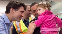 رئيس الحكومة الكندية جوستان ترودو يسقبل أحد أفواج اللاجئين السوريين (أرشيف) -Nathan Denette/Canadian Press