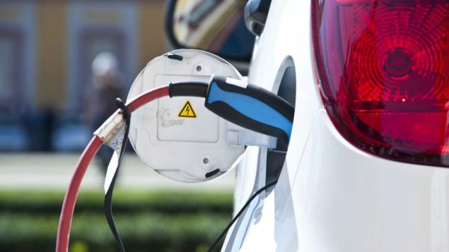 "من المتوقع أنه في عام 2022-2024، ستكون السيارة الكهربائية بنفس سعر شراء سيارة بنزين، وذلك بدون حسومات حكومية."، حسب دانيال بريتون وزير البيئة السابق في كيبيك وأخصائي المركبات الكهربائية - iStock