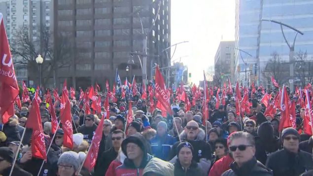 مئات العمال من نقابة يونيفور تجمّعوا في مدينة أوشاوا - Radio Canada