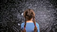 مئات الفتيات يشاركن في اختبارات في جامعة ألبرتا للتعرّف إلى العلوم والتقنيّات/getty images/istockphoto / Halfpoint