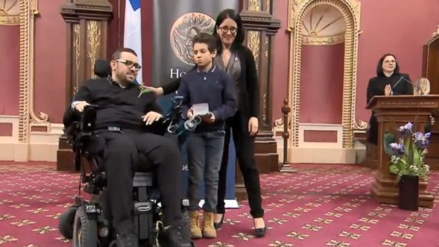أيمن دربالي مع ابنه وصونيا لوبيل وزيرة العدل في كيبيك أثناء حفل استلام ميدالية الإخلاص المدني - Radio Canada