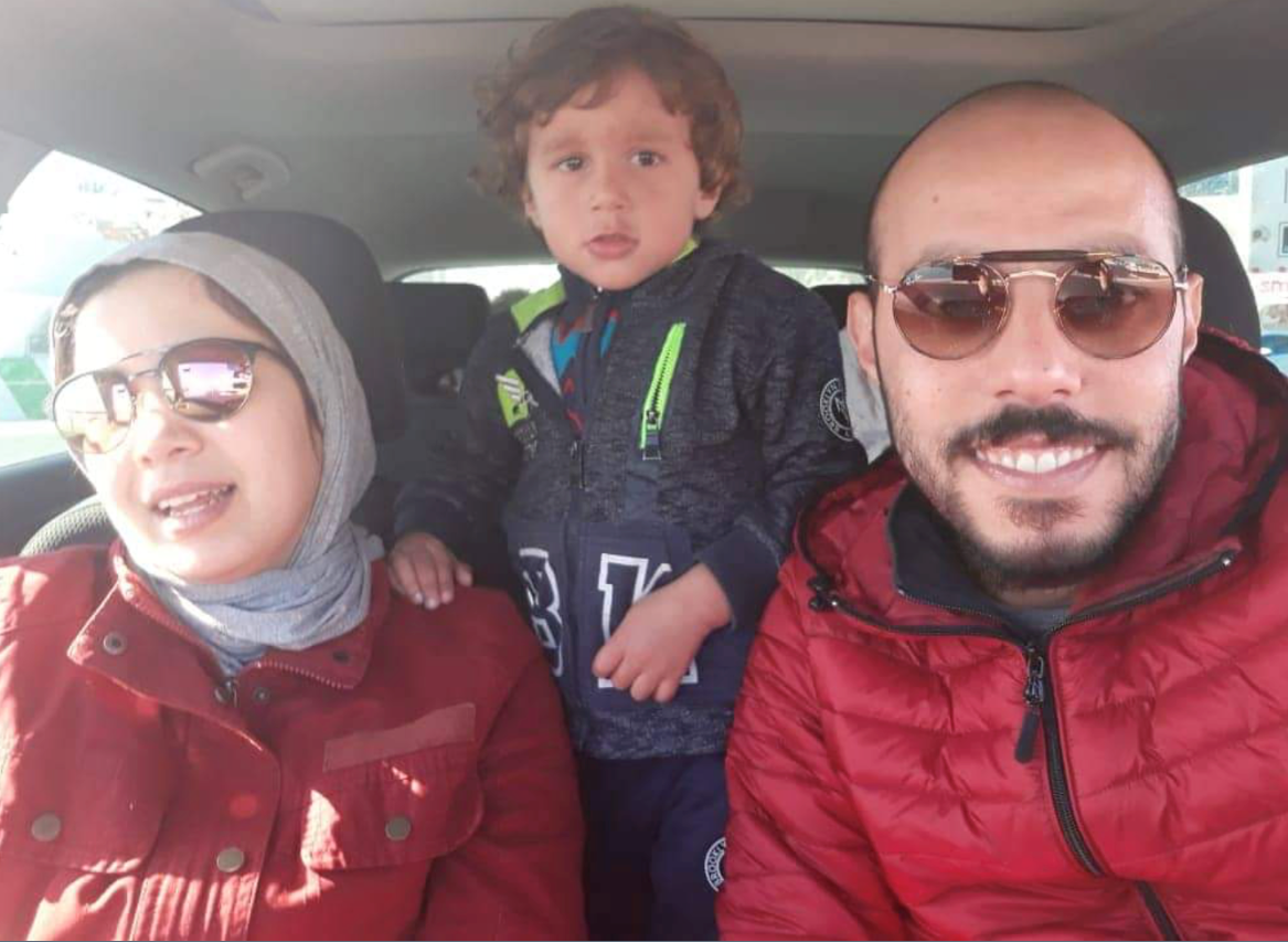 السيد أيوب عيروط وزوجته السيدة شيماء سباعي وابنهما لقمان/حقوق الصورة: تقدمة السيد أيوب عيروط