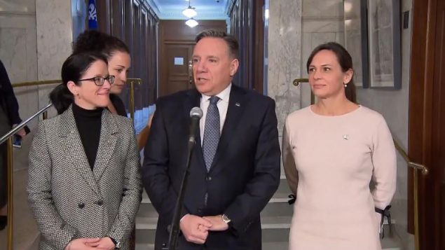 رئيس حكومة كيبيك فرانسوا لوغو يتوسّط وزيرة العدل صونيا لوبيل (إلى اليسار) ووزيرة التربية وشؤون المرأة ايزابيل شاريه/Radio-Canada