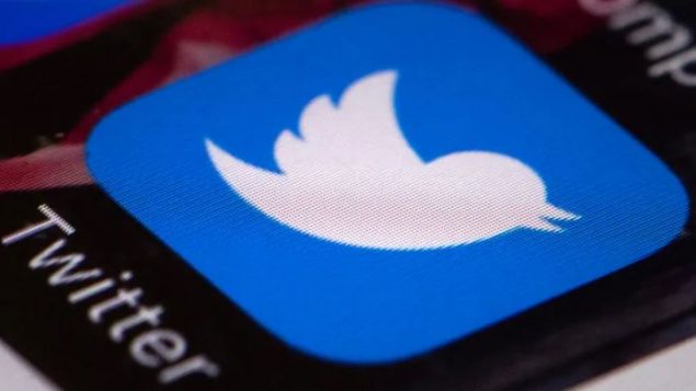 "في 3 من فبراير شباط، ألغى موقع تويتر بضعة آلاف من الحسابات المزيفة من إيران وروسيا وفنزويلا وحتى بنغلاديش. لكن موقع التواصل الاجتماعي نشر ما يقرب من 9.6 مليون تغريدة لهذه الحسابات."، جيف ييتس، صحفي مختص في تقصّي الأخبار المزيّفة - Matt Rourke / Associated Press