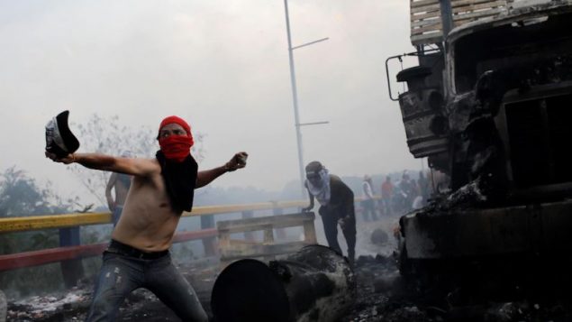 متظاهرون في فنزويلا يواجهون قوّات الأمن على الحدود مع كولومبيا/Reuters / Marco Bello