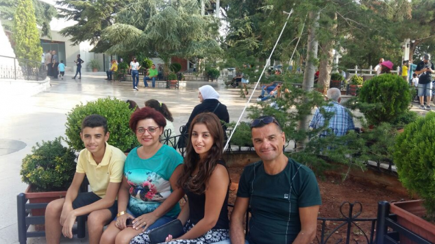 عامر الترك قبل إصابته مع زوجته ريما وابنته يارا (19 عاما) وابنه يورغو (16 عاما) الصورة مقدّمة من السيد عامر الترك