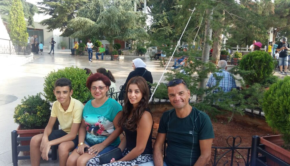 عامر الترك قبل إصابته مع زوجته ريما وابنته يارا (19 عاما) وابنه يورغو (16 عاما) الصورة مقدّمة من السيد عامر الترك