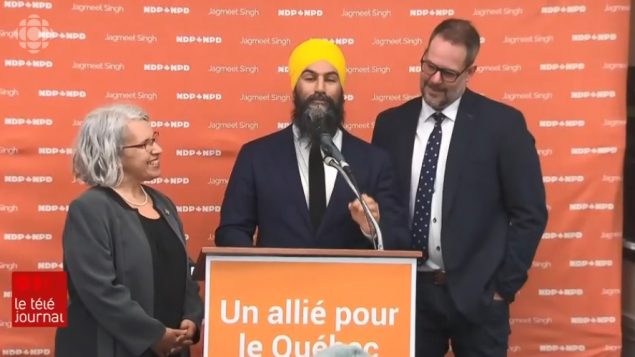 جاغميت سينغ (في الوسط)، زعيم الحزب الديمقراطي الجديد ونائبه ألكساندر بولريس - Radio Canada