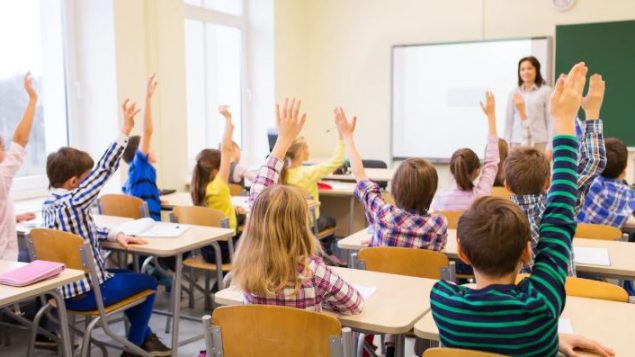 تلامذة مع معلمتهم في المرحلة الابتدائية وهو أمر غير معتاد لصعوبة لإيجاد مدرسين/أيستوك