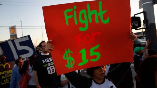 يطالب العديد من العمال برفع الحدّ الادنى للأجور إلى 15 دولار في الساعة - Patrick T. Fallon / Bloomberg