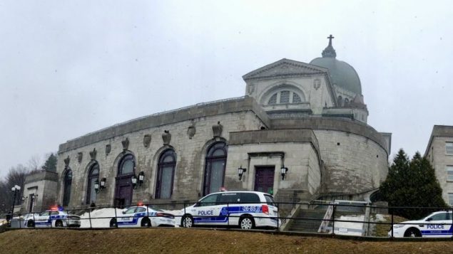 الشرطة سارعت إلى كاتدرائيّة القديس يوسف في مونتريال التي تعرّض رئيسها للاعتداء/Radio-Canada / Conrad Fournier