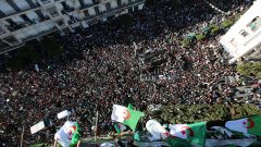 مظاهرة حاشدة ضدّ التمديد للرئيس بوتفليقة في الجزائر العاصمة في 15-03-2019/.REUTERS/Ramzi Boudina