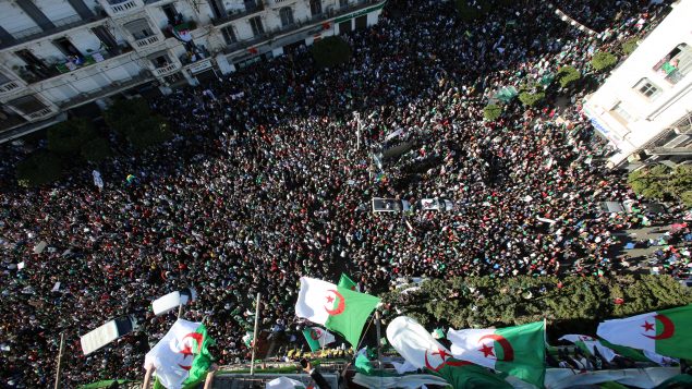 مظاهرة حاشدة ضدّ التمديد للرئيس بوتفليقة في الجزائر العاصمة في 15-03-2019/.REUTERS/Ramzi Boudina