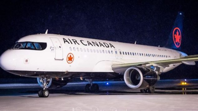 طائرة الخطوط الجوية الكندية التي اضطرت للهبوط في فالدور بسبب مسافر مشاغب/راديو كندا