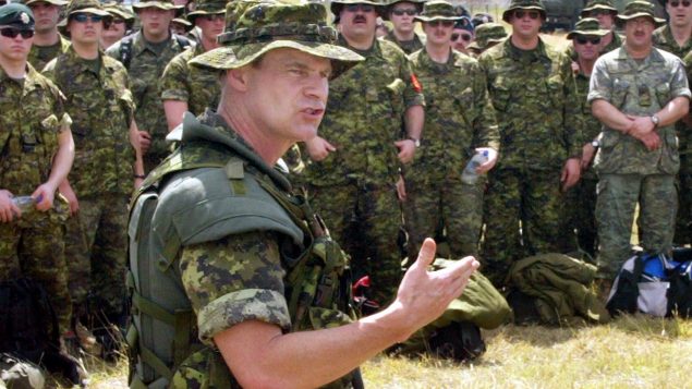 جنود كنديّون في بور أو برانس يشاركون في المهمّة الدوليّة في هايتي عام 2004/Ryan Remiorz / CP