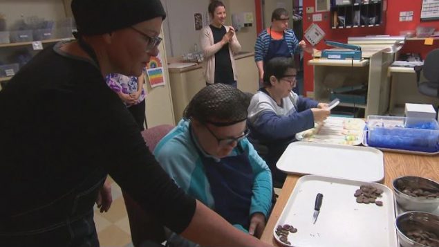 مصنع الشكولا في تروا ريفيير يوفّر التدريب لأشخاص يعانون من إعاقة ذهنيّة/ Radio-Canada