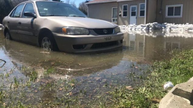المياه غمرت المنازل والسيّارات في عدد من أحياء مدينة غاتينو/Krystalle Ramlakhan/CBC/هيئة الاذاعة الكنديّة