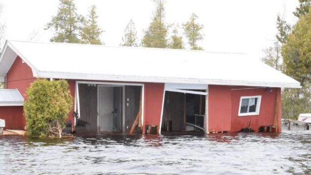 تسبّبت الرياح وكثل الثلج وارتفاع منسوب مياه نهر سانت جون بأضرار ماديّة في المنازل في منطقة غراند ليك في مقاطعة نيوبرنزويك/Radio-Canada / Michel Corriveau