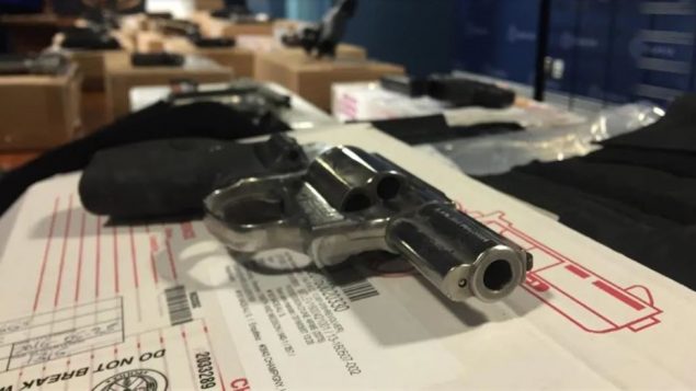 مسدّسات صادرتها شرطة تورونتو عام 2018/ Radio-Canada/Pierre-Olivier Bertnatchez