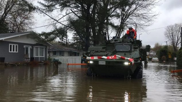 القوات المسلحة الكندية أثناء تدخّلها بعد فيضانات 2017 في غاتينو (كيبيك) - Radio Canada / Florence Ngué-No