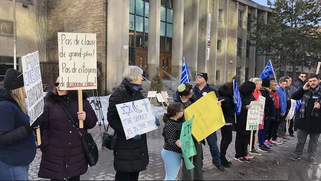سلسلة بشريّة معارضة لمشروع العلمنة أمام إحدى المدارس في مونتريال/Radio Canada
