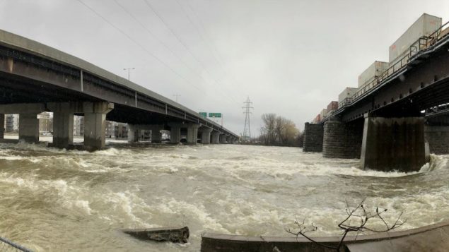 جسر مقفل بسبب ارتفاع منسوب المياه في غرب مونتريال/Radio-Canada / Conrad Fournier