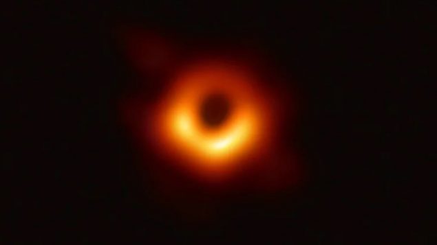أوّل صورة على الاطلاق للثقب الأسود التقطتها شبكة تليسكوبان ايفنت هورايزون/Event Horizon Telescope