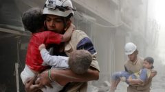 الخوذ البيضاء في إحدى عمليات الإنقاذ في حلب - Sultan Kitaz/Reuters