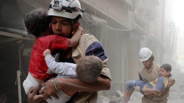 الخوذ البيضاء في إحدى عمليات الإنقاذ في حلب - Sultan Kitaz/Reuters