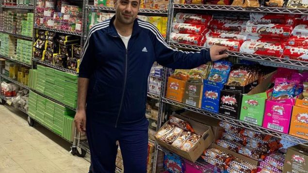 سالم عجاج صاحب محلات "ماكولات دمشق" في مدينة فكتوريا/ سالم عجاج