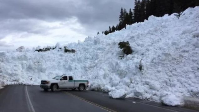 انهيار ثلجي وقائي على الطريق 93 في الجبال الصخريّة في بريتيش كولومبيا/Parc national Banff