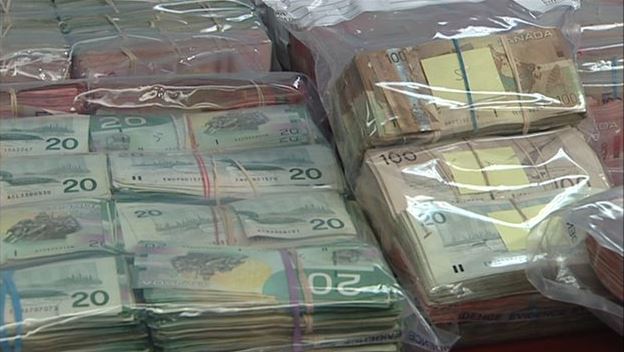 " إعادة تدوير الأموال القذرة تضر بالأسر التي تتطلع لشراء منزل"، حسب ديفيد إيبي، وزير العدل في مقاطعة بريتيش كولومبيا - Radio Canada