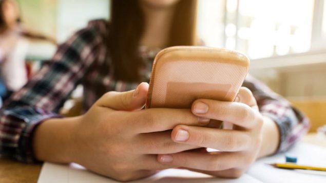 تنصح الوكالة الكنديّة لفيزيولوجيا التمارين بساعتين كحدّ أقصى أمام الشاشات/ iStock