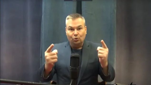أمرت المحكمة كيفن جي جونستون بدفع تعويضات عن القذف والتشهير إلى محمد فقيه، مالك ومؤسس سلسلة مطاعم"باراماونت فاين فودز" - إYoutube