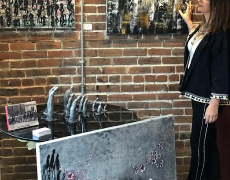 غادة فرّا مريمو بين لوحاتها ومنحوتاتها في Montreal Art Center حيث يستمر المعرض الجماعي الذي تشارك فيه حتى يوم الجمعة المقبل. الصورة تقدمة السيدة مريمو