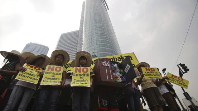 مظاهرة مندّدة بالنفايات الكندية أمام سفارة كندا في مانيلا في مايو 2015 - The Associated Press / Aaron Favila