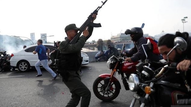 تبادل إطلاق النار بين جنود يدعمون المعارض خوان غوايدو وآخرين يدعمون نيكولاس مادورو في العاصمة كاراكاس - Radio Canada