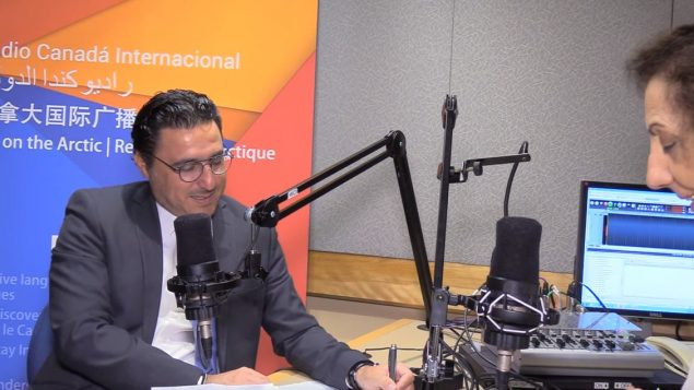 الدكتور فؤاد زمكحل رئيس تجمّع رجال وسيّدات الأعمال اللبناني حول العالم في استديو راديو كندا الدولي/RCI