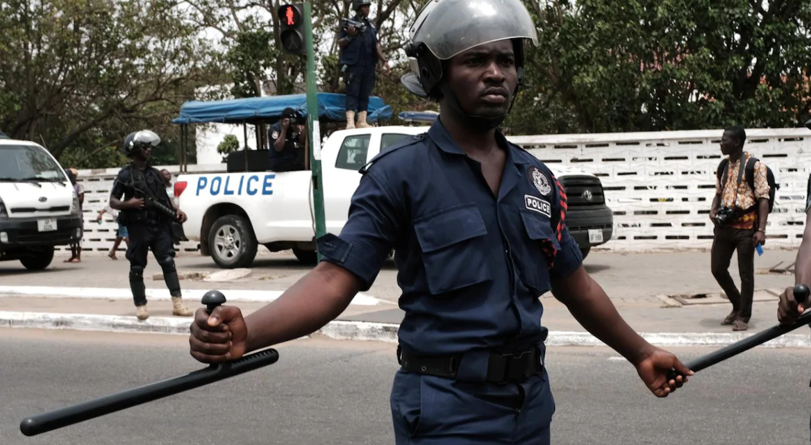 شرطي غانا في شوارع أجرا أثناء تظاهرة جرت في 28 آذار/مارس الماضي/حقوق الصورة:Reuters / Francis Kokoroko