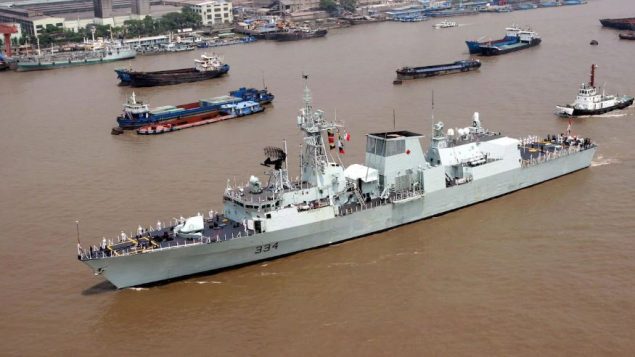 الفرقاطة HMCS Regina في مياه نهر هوانغبو بالقرب من شنغهاي في عام 2006 – The Canadian Press