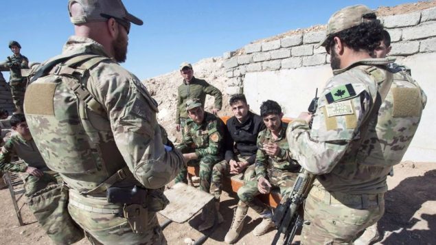 أفراد من الجيش الكندي ومقاتلون أكراد في شمال العراق في فبراير شباط 2017 - The Canadian Press / Ryan Remiorz