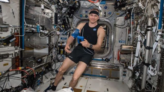 دافيد سان جاك يرتدي جهاز رصد إحيائي يراقب علاماته الحيويّة/NASA/Agence spatiale canadienne