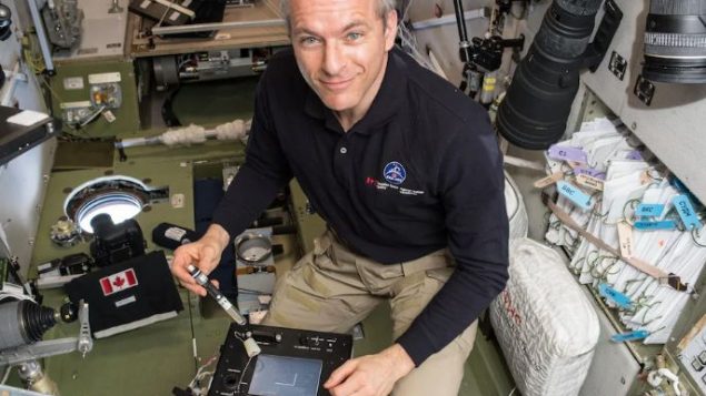 رائد الفضاء الكندي دافيد سان جاك خلال إحدى التجارب التي اجراها على متن المحطّة الفضائيّة الدوليّة/NASA/Agence spatiale canadienne