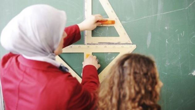 يمنع قانون علمانية الدولة في كيبيك ارتداء الحجاب والرموز الدينية الأخرى على معلّمات وومعلّمي المدارس الابتدائية والثانوية في القطاع العام - iStock Photo
