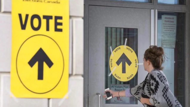 يعتقد 95% من الكنديين أن المشاركة في الانتخابات هي حق ولكن يرى ثلثهم أنها مضيعة للوقت - The Canadian Press / Peter Power
