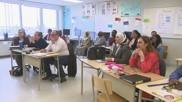 تخطط وزارة الهجرة لافتتاح 300 فصل جديد لتعليم اللغة الفرنسية - Radio Canada